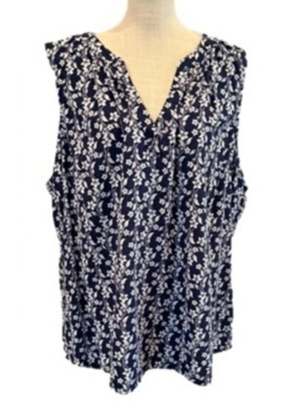 ST JOHNS BAY V Neck Sleeveless Top